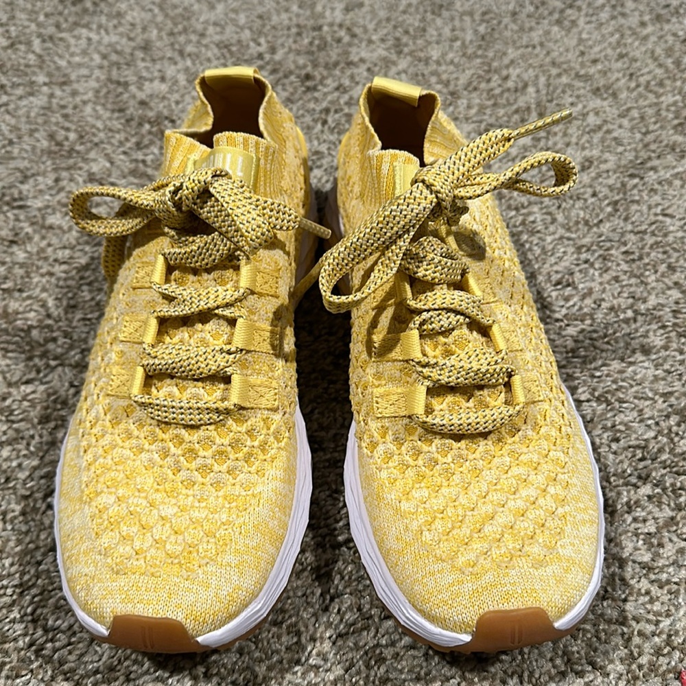 NOBULL women’s knit runner sneakers yellow size 8